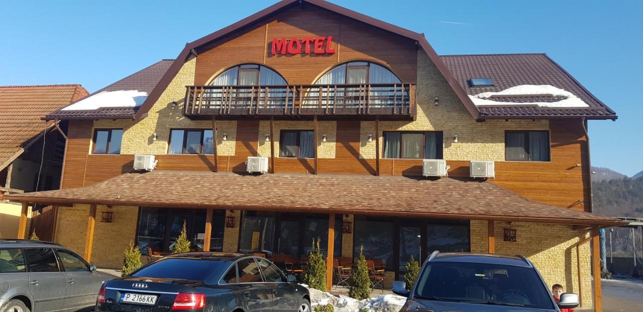 Efm Motel Brezoi Extérieur photo